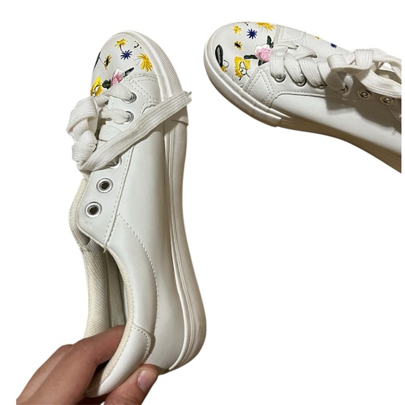 White embroidered floral sneakers with lace up design - Picture 4 of 4